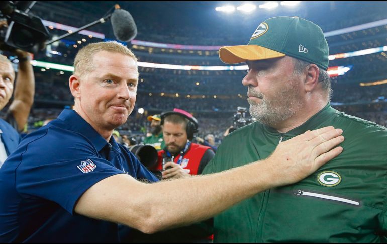 Pasado y futuro. Jason Garrett (izq.) fue despedido el domingo por los Cowboys; su lugar lo tomará McCarthy, quien venció en dos ocasiones en Playoffs a su predecesor. AP / T. Gutiérrez