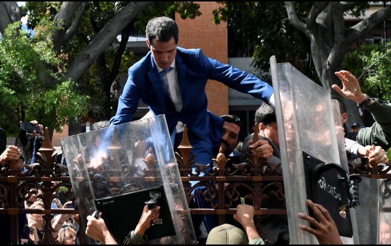 El domingo, oficiales impidieron que Guaidó ingresara a la Asamblea Nacional, donde Luis Parra fue elegido nuevo jefe del Parlamento. AFP/F. Parra