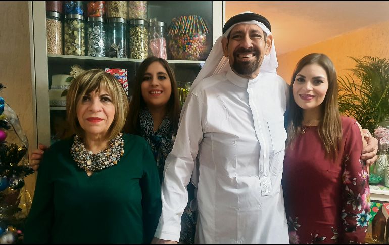 Festejo. Vestido de blanco, el chef Héctor Uvence presentó el proyecto. El Informador •  J. Pérez