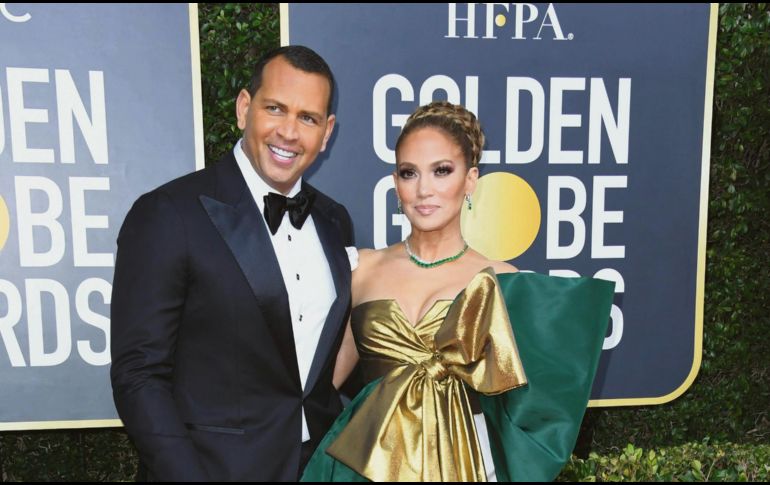 Pareja. Alex Rodríguez y Jennifer Lopez posan en la alfombra roja de los Globos de Oro. AFP