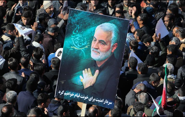 Millones de iraníes participan este martes en las procesiones fúnebres que se llevan a cabo en Kerman, la ciudad natal del general Qassem Soleimani, considerado como uno de los hombres más poderosos del régimen iraní. AFP / A. Kenare