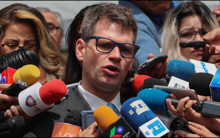 El jefe adjunto de la delegación de la Unión Europea (UE) en La Paz, Jörg Schreiber, habla con la prensa este martes, en La Paz. EFE/M. Alipaz