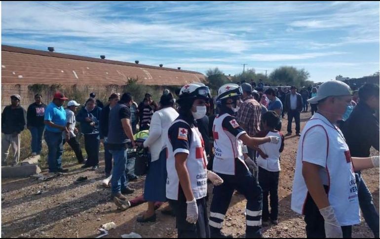 Cuerpos de seguridad, así como personal médico, arribó al área para atender a los afectados. TWITTER/@uepcsonora