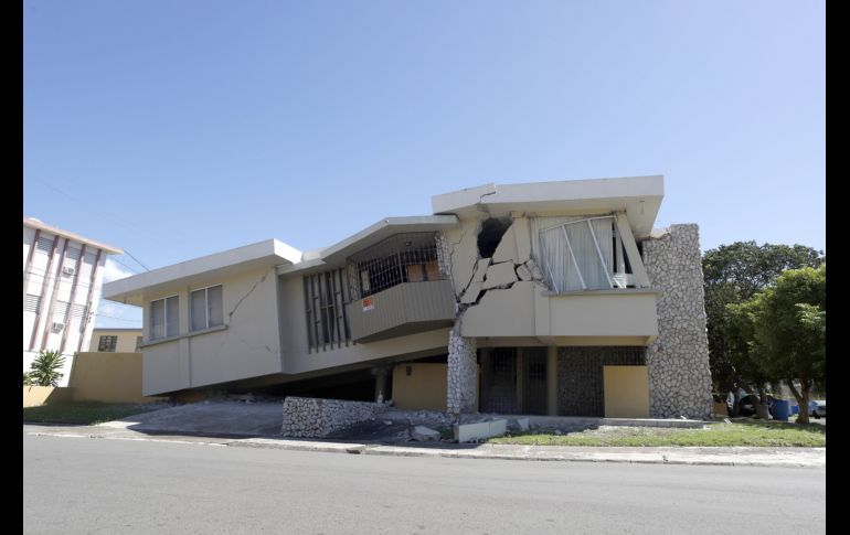 Una casa destruida por el sismo de magnitud 6.4 en en Yauco. El temblor sacudió la madrugada de este martes en la zona sur-suroeste de Puerto Rico. EFE/T. Llorca