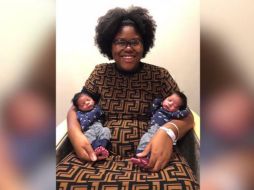 La mujer aparece hoy sonriente sosteniendo a los recién nacidos. ESPECIAL / WPTV