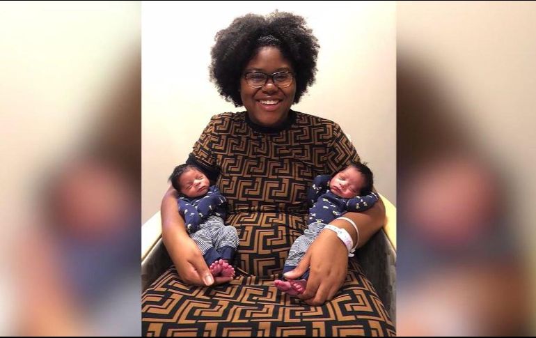 La mujer aparece hoy sonriente sosteniendo a los recién nacidos. ESPECIAL / WPTV