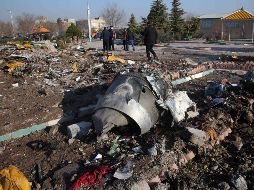 Rescatistas laboran entre los escombros del Boeing 737. El accidente provocó la muerte de las 176 personas a bordo. AFP