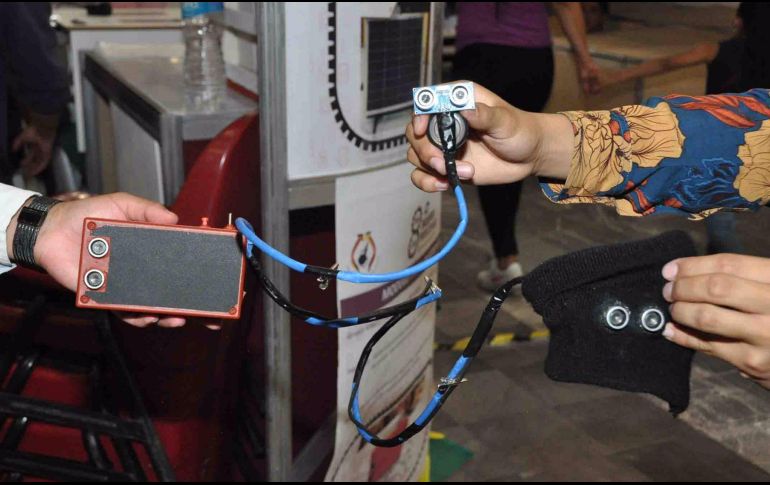 Los sensores están programados para activar sistemas de vibración y de sonidos intermitentes ante la cercanía de la persona usuaria con objetos que le obstruye el paso. TWITTER / @IPN_MX