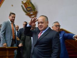 Diosdado Cabello, presidente de la Asamblea Constituyente, saluda a los periodistas luego de una conferencia de prensa. AP/M. Delacroix