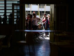 Personas evacuadas de viviendas con daños hacen fila en para recibir alimentos en un refugio en Ponce. Los sismos dejaron daños en las líneas eléctricas y en algunas zonas aún no se restablece la energía.  AP/C. Giusti