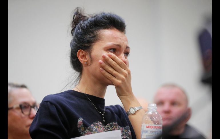 Una trabajadora de la aerolínea ucraniana reacciona en Kiev, durante una conferencia de prensa sobre el accidente. EFE/S. Dolzhenko