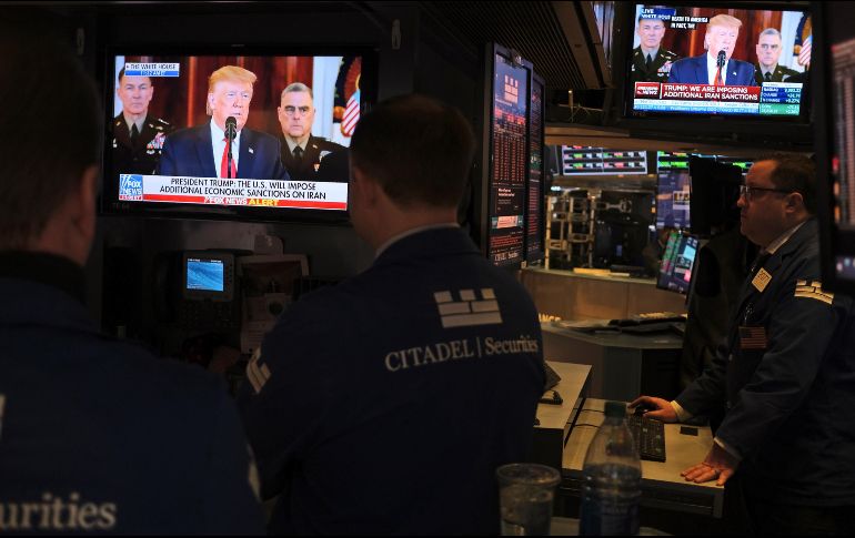 Corredores de bolsa trabajan atentos al discurso de Donald Trump pronunciado este miércoles. AP/S. Wenig