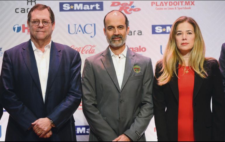 RETO. Guillermo Cantú, flanqueado por Paul Foster y Alejandra de la Vega, dueños del equipo fronterizo. IMAGO7