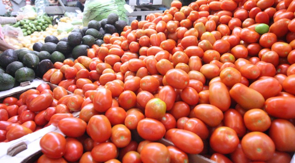 Entre los bienes y servicios que más incidieron en la inflación durante el último mes del año se encuentran: jitomate con un alza mensual de 11.27 por ciento. EL INFORMADOR/ ARCHIVO
