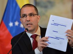 Jorge Arreaza muestra un supuesto documento de EU que instaba a intervenir en las elecciones del Parlamento. AP/M. Delacroix