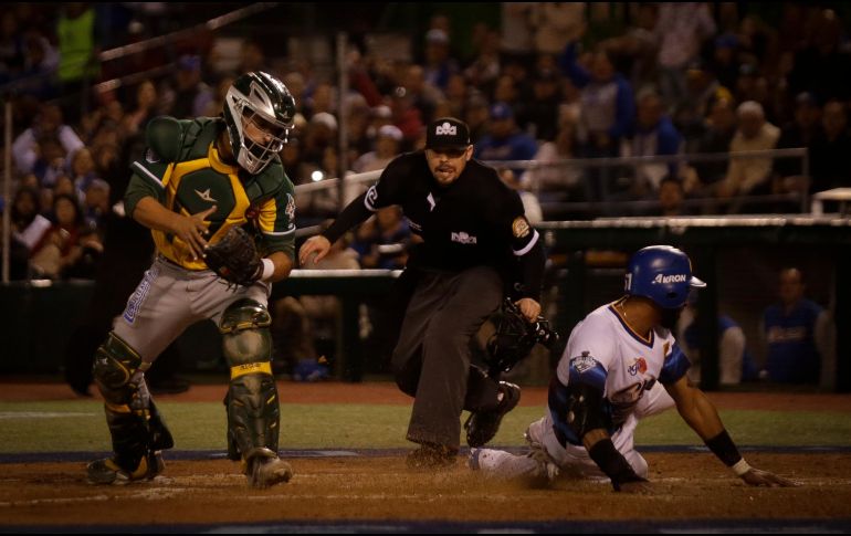 Henry Urrutia se barre en home para marcar una de las carreras de los Charros. EL INFORMADOR/F. Atilano