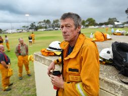 Los voluntarios se toman un respiro en su combate a la lucha contra el fuego. EFE/D. Mariuz