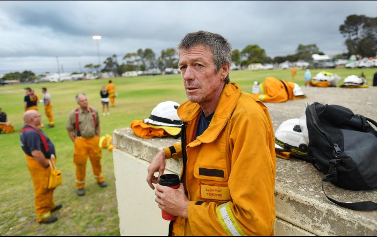 Los voluntarios se toman un respiro en su combate a la lucha contra el fuego. EFE/D. Mariuz