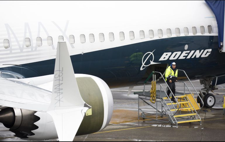 Cuando se certificó el 737 MAX en mayo de 2017, Boeing logró convencer a las autoridades estadounidenses de que los pilotos no necesitaban capacitación en el simulador y que una actualización del ordenador era suficiente. AFP/ARCHIVO