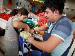 El gobierno de Ciudad de México busca que los consumidores lleven sus propias bolsas reutilizables para hacer sus compras. REUTERS
