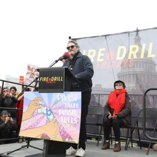 Arrestan a Joaquin Phoenix y Martin Sheen en protesta climática