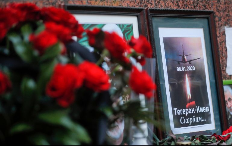 El avión, un Boeing 737 operado por Ukrainian International Airlines, cayó en las afueras de Teherán pocas horas después de que Irán lanzara varios misiles. EFE/S. Dolzhenko