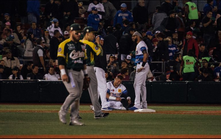Jugando ante su afición, la novena jalisciense no pudo mantener la ventaja y queda fuera de los Playoffs. EL INFORMADOR/G. Gallo