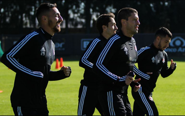 El refuerzo Ignacio Jeraldino (#29) con el capitán Martín Nervo (#2), y los también recién llegados José Abella y Luciano Acosta (#10), en la práctica. IMAGO7