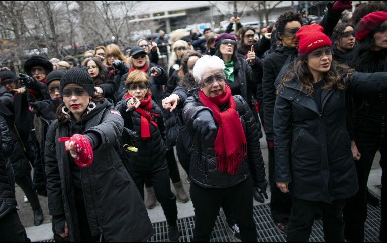Unas 60 asistentes de todas las edades hicieron la coreografía y recitaron la letra del ya célebre himno feminista primero en español, y luego en inglés. AFP / K. Betancur