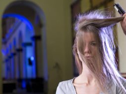 Cuando el agua que está en tu pelo es absorbida por la almohada, también se retienen los aceites naturales, los cuales tienen la función de darle brillo al pelo. AP / ARCHIVO