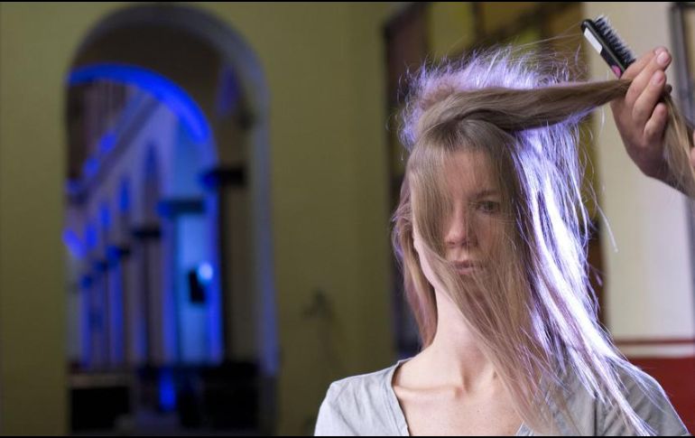 Cuando el agua que está en tu pelo es absorbida por la almohada, también se retienen los aceites naturales, los cuales tienen la función de darle brillo al pelo. AP / ARCHIVO