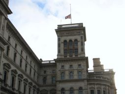 Medios registraron la detención de Rob Macaire durante manifestaciones. TWITTER / @foreignoffice