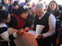 Aunque la joven logró llegar hasta el Presidente, la respuesta del Mandatario la dejó insatisfecha. NTX/J. Lira