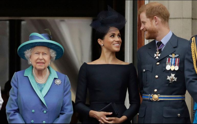 Según la prensa británica la Reina, de 93 años, no fue consultada sobre la decisión del matrimonio y está triste. AP/ARCHIVO