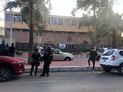Policías y elementos de seguridad resguardan la zona donde ocurrió el tiroteo. SUN