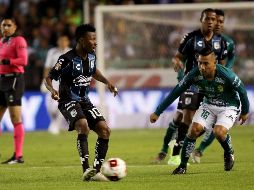 EL jugador Jean Meneses (i), de León, disputa el balón con Clifford Aboagye (i), de Querétaro, este sábado durante el encuentro. EFE/L. Ramírez