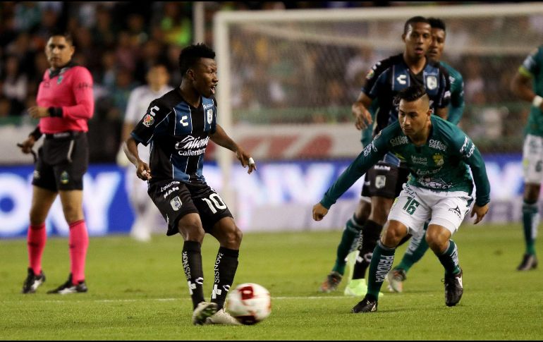 EL jugador Jean Meneses (i), de León, disputa el balón con Clifford Aboagye (i), de Querétaro, este sábado durante el encuentro. EFE/L. Ramírez