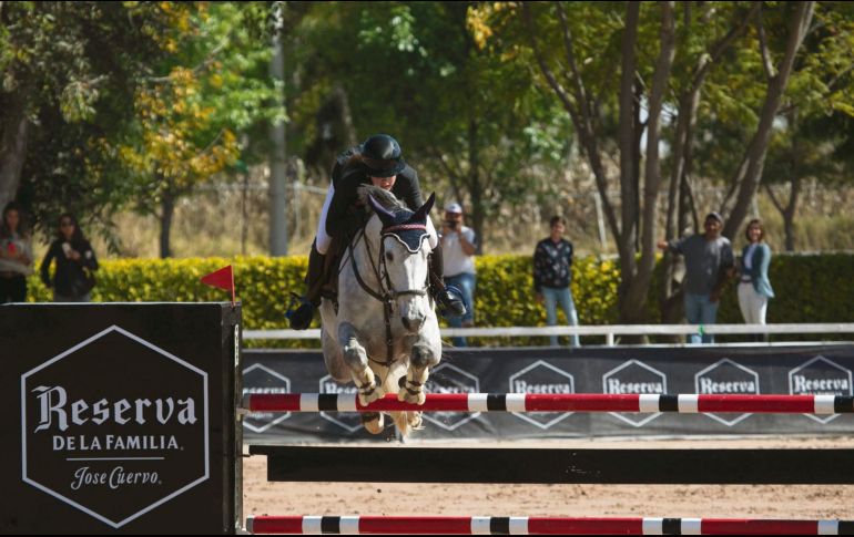 Prueba estelar. Karime Pérez, a lomos de “Giggs”, se llevó la moña verde en la libre a 1.35 metros. EL INFORMADOR/G. Gallo