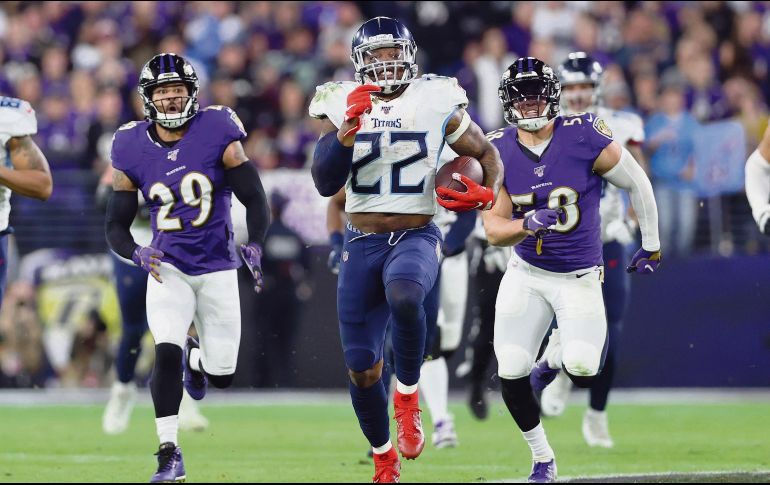 IMPARABLE. Derrick Henry (#22) terminó la noche con 195 yardas y fue un dolor de cabeza para los Ravens, que fueron eliminados a las primeras de cambio. AFP/R. Carr