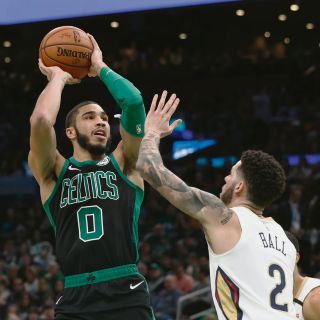 Tatum guía a los Celtics a la victoria