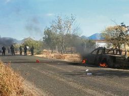 Resguardo. En la zona de la refriega quedaron varios vehículos calcinados. ESPECIAL