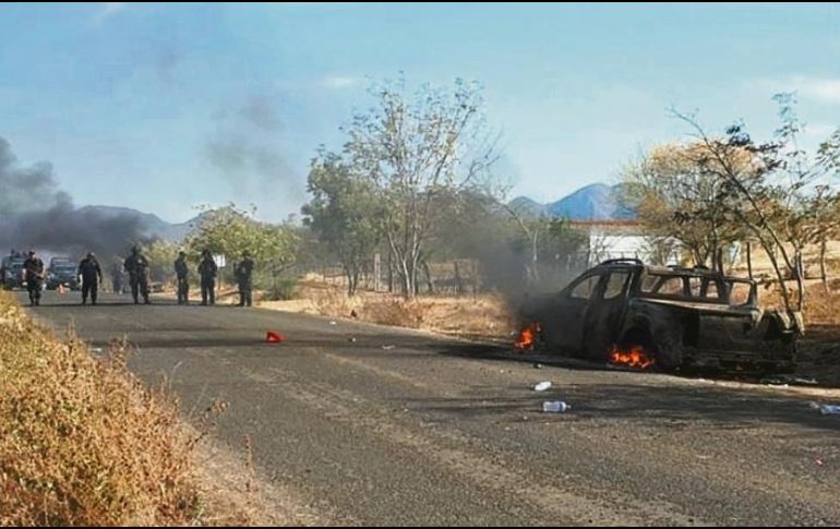 Resguardo. En la zona de la refriega quedaron varios vehículos calcinados. ESPECIAL
