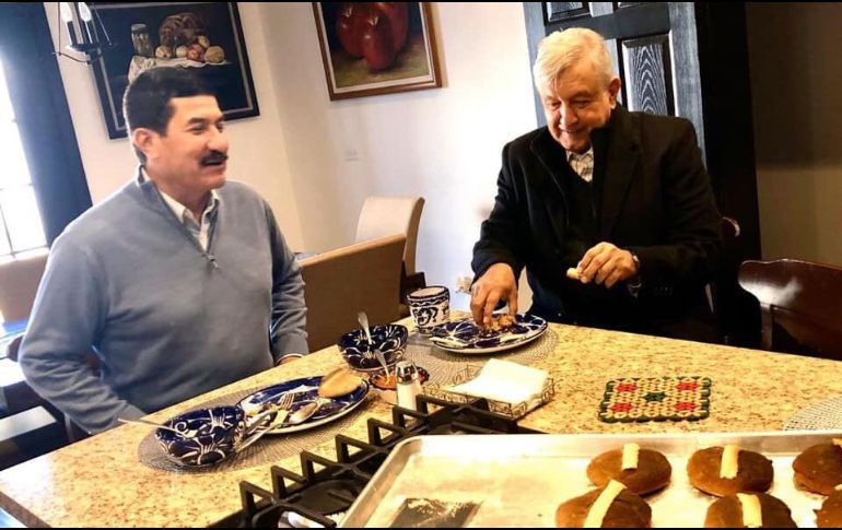 El mandatario estatal, invitó al Presidente a desayunar del pan que él mismo hizo. TWITTER/@Javier_Corral
