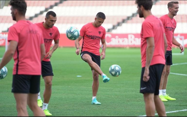 Existen rumores de que Javier Hernández mudará a la MLS de EU. ESPECIAL / sevillafc.es