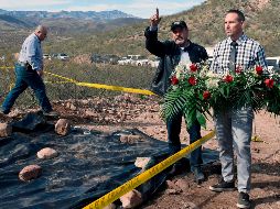 Adrián LeBaron (c), Julián LeBaron (i) and Bryan LeBaron (d), padre y primos de Rhonita Miller, dejaron hoy flores en el sitio donde ella y sus hijos fueron atacados en noviembre. AFP/A. Estrella