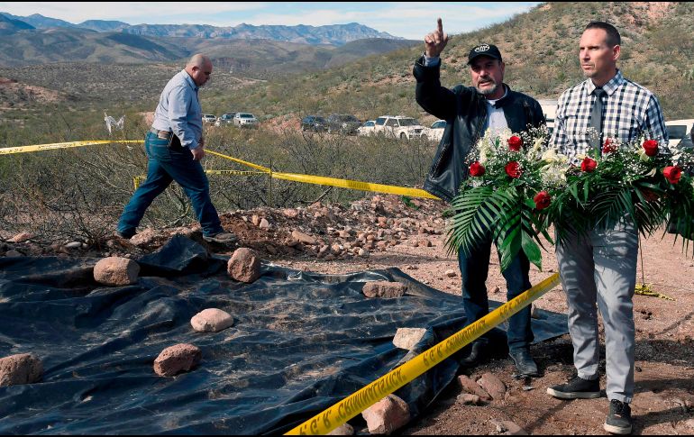 Adrián LeBaron (c), Julián LeBaron (i) and Bryan LeBaron (d), padre y primos de Rhonita Miller, dejaron hoy flores en el sitio donde ella y sus hijos fueron atacados en noviembre. AFP/A. Estrella
