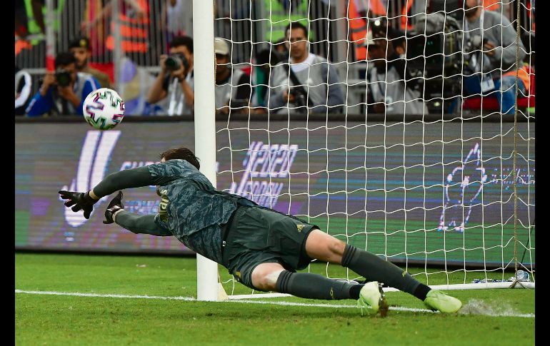 Héroe. Thibaut Courtois le detuvo el disparo a Thomas Partey y ayudó a consumar el campeonato de los blancos. AFP