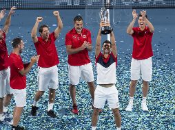 Magnífico. Tras imponerse en juego de singles ante Rafael Nadal, Novak Djokovic apareció en el duelo de dobles para lograr la victoria del título. EFE / C. Golding