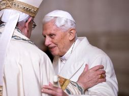 Benedicto XVI (d) rompió  de nuevo el silencio que prometió tras su renuncia al pontificado en febrero de 2013.  EFE/ARCHIVO