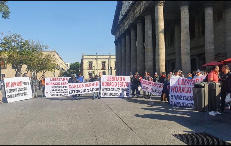 Los trabajadores temen perder sus empleos, debido a que se congelaron las cuentas de las empresas. EL INFORMADOR / E. Barrera
